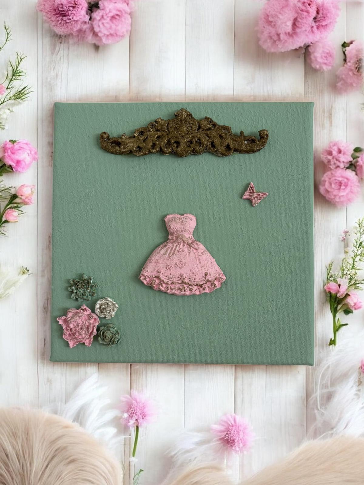 A Flora tem o fundo verde e um vestido rosa cheio de detalhe. Entre flores e uma borboleta, parece saída de um conto de fadas. Tamanho: 20cm x 20cm Valor: 15€