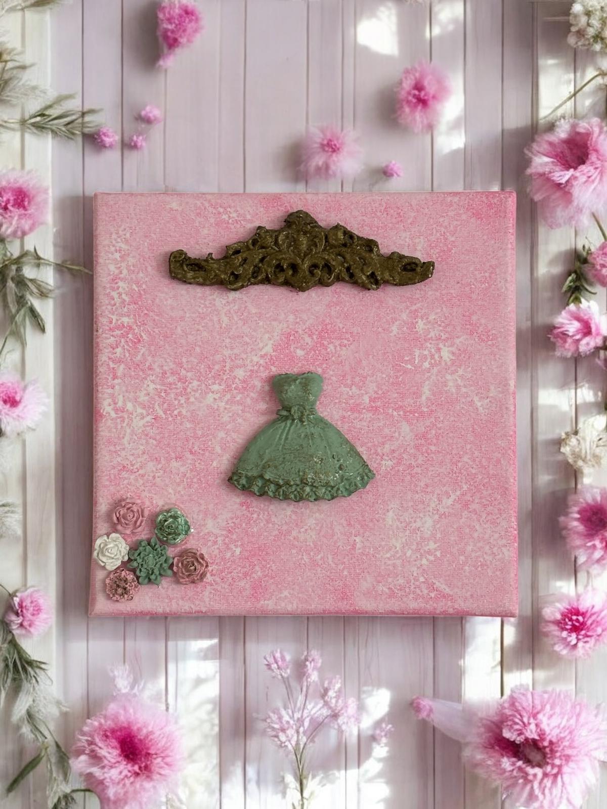 A Vera é feita de tons suaves e memórias doces. Com fundo rosa e vestido verde, é como uma tarde calma de primavera. Pequenas flores em gesso dão-lhe um ar sonhador. Tamanho: 20cm x 20cm Valor: 15€