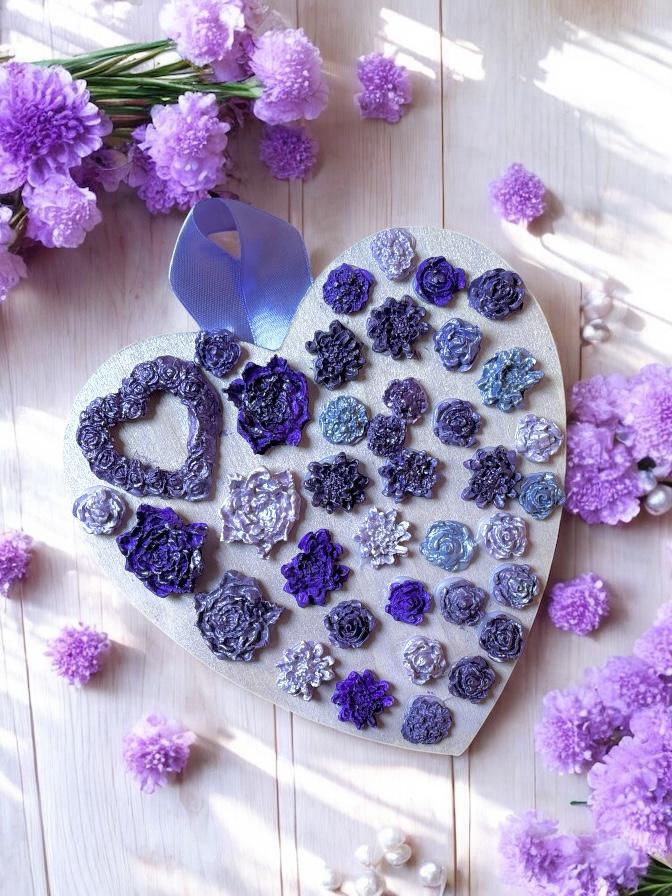 Este Coração de Lavanda está pintado em tons de lilás e roxo, com pequenas flores em gesso. Dá aquela sensação calma, como um campo de lavanda tranquilo. Tamanho: 18cm x 19cm Valor: 10€