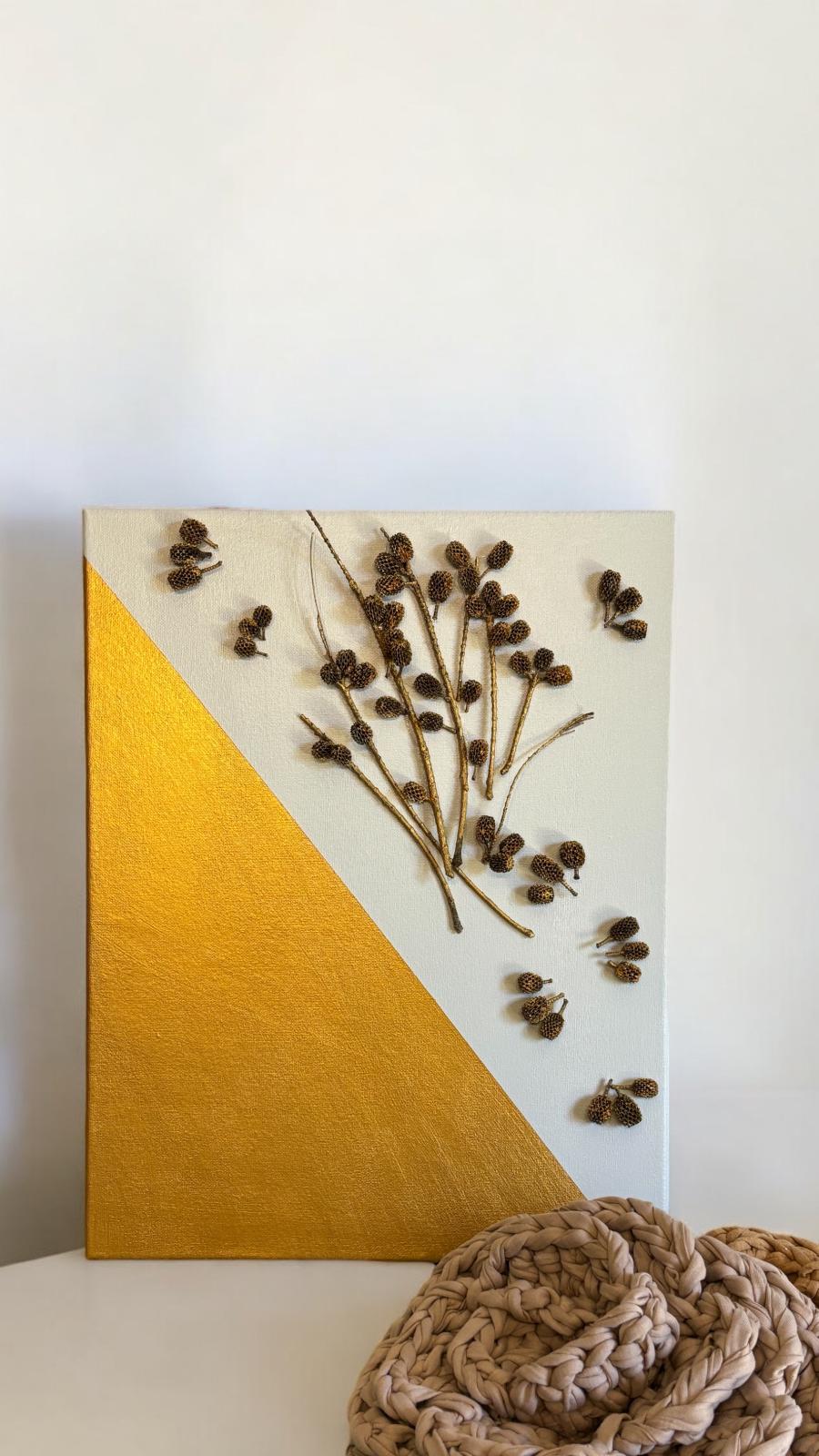 Esta peça é uma das nossas belas telas, desta vez feita com pequenas pinhas apanhadas do nosso quintal. Com tons bejes e dourados, ela é perfeita para decorar qualquer espaço. Tamanho: 45cm x 35cm Valor: 28€